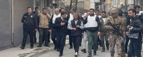 5 kişiyi rehin aldı, polise ateş açtı, yakalandı