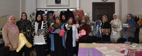 Atık kumaşlar kadınların ellerinde yeniden şekilleniyor