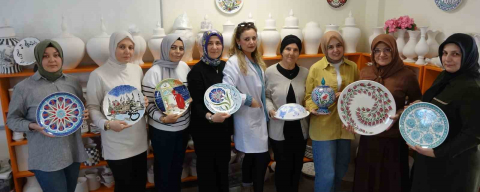 Çini, kadınların ellerinde hayat buluyor