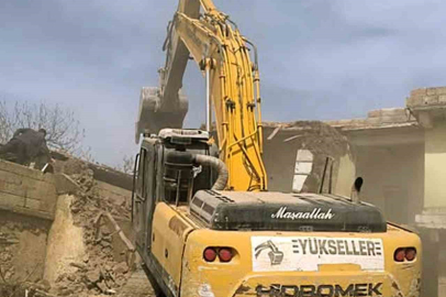 Depremde hasar gören binaların yıkımına devam ediliyor