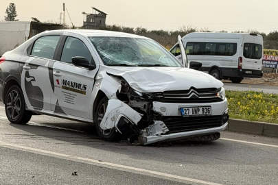 Ani manevra yapan motosikletliye otomobil çarptı