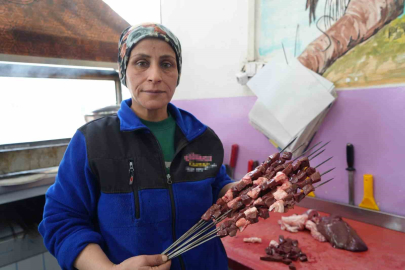 Kadın ciğer ustası müşterilerden tam not alıyor