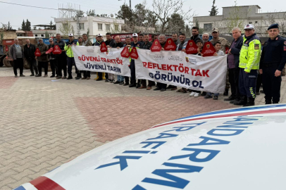 Jandarma 300 traktör sürücüsüne eğitim vererek 600 reflektör dağıttı