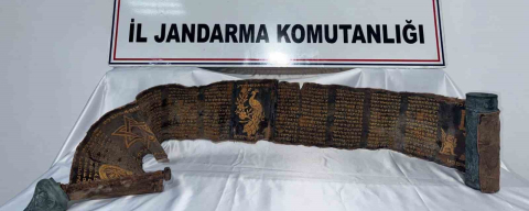 Piton derisine İbranice altın yazmalı kitap ele geçirildi