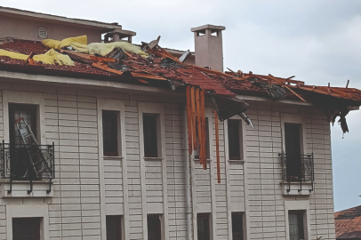 AĞAÇLAR SÖKÜLDÜ, ÇATILAR UÇTU