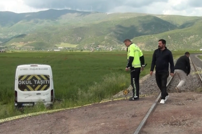 Gaziantep’te öğrenci servisine tren çarptı