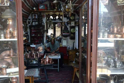 Bakır su takımı 350 bin çekiç darbesiyle hazırlanıyor