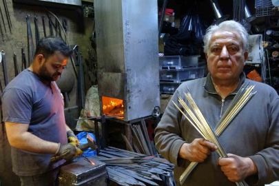 Kebap şişleri bayram için hazırlanıyor