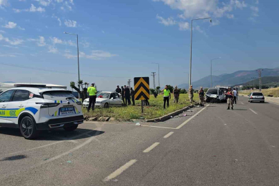 2 otomobil kavşakta çarpıştı: 1 yaralı