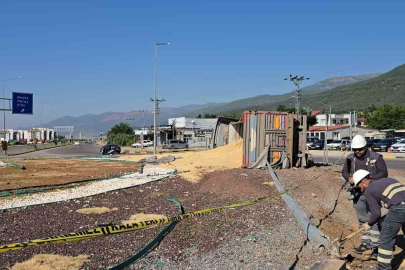 Arpa yüklü tır kavşakta yan yattı: 1 yaralı