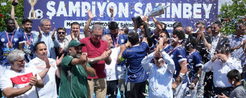 Şahinbey Ampute Futbol Takımı şampiyonluk kupasını kaldırdı