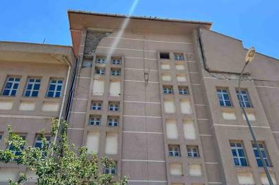 Depremde ağır hasar aldıktan sonra yıkılmayan okul tehlike saçıyor