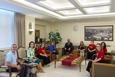 ŞAHİN, GAZİ ŞEHRİN BAŞARILI ÖĞRENCİLERİNİ AĞIRLADI