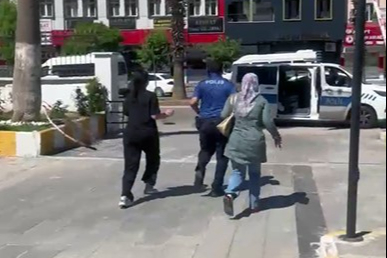 Kimliğini unutan öğrenciye polis yardım etti