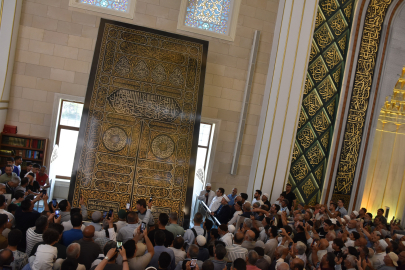 KABE'NİN KAPI ÖRTÜSÜ MİLLET CAMİ VE KÜLLİYESİ’NDE SERGİLENİYOR