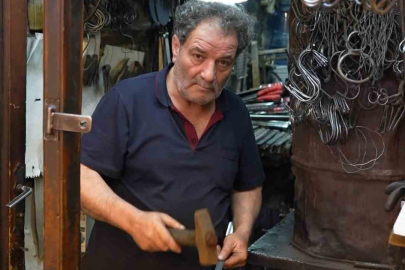 Demir ustalarının zorlu yaz mesaisi devam ediyor