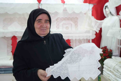 50 yıldır işlediği sanat ile gelinlik kızların çeyizini süslüyor