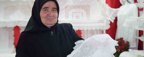 50 yıldır işlediği sanat ile gelinlik kızların çeyizini süslüyor