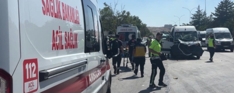 İşçi servisi tıra arkadan çarptı: 11 yaralı