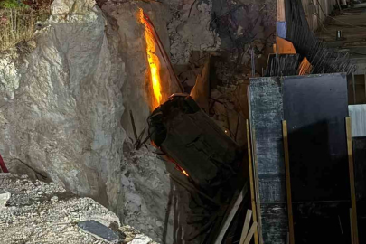 Kaza sonrası savrulan araç inşaat çukuruna uçtu
