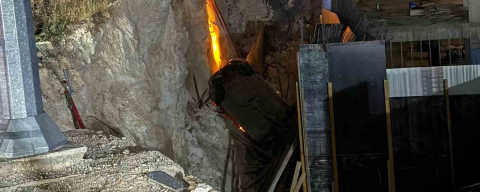 Kaza sonrası savrulan araç inşaat çukuruna uçtu