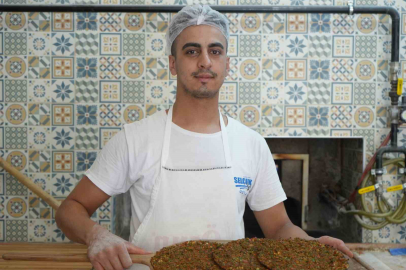 Lahmacun ustalarının zorlu mesaisi