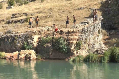 Sıcaktan bunalan gençler Sıtma Pınar Çayı’na akın etti
