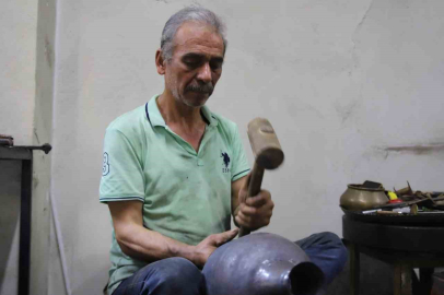 57 yıllık bakır ustası mesleğinin yok olmasından endişe ediyor