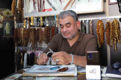 Engelini tespih yaparak unutuyor
