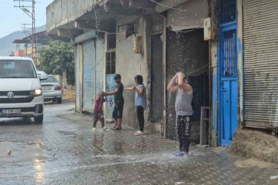 Gaziantep’te yaz yağmuru yüzleri güldürdü