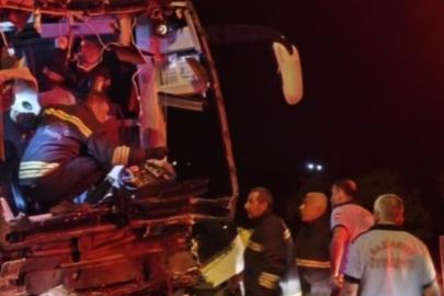 Yolcu otobüs tıra arkadan çarptı: 2 ölü, 17 yaralı