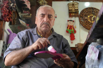 Gaziantepli usta, unutulmaya yüz tutan takunyacılık mesleğini yaşatıyor