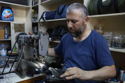 Babasından devraldığı çanta tamirciliğini 30 yıldır sürdürüyor