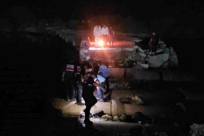 Yıkık köprüde mahsur kalan 4 kişi kurtarıldı