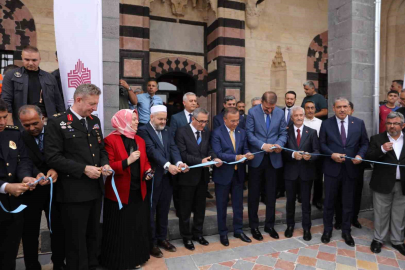 Depremde hasar gören tarihi Şeyh Fethullah Camii ibadete açıldı