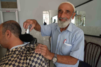 11 yaşında başladı, 65 yıldır makasını elinden bırakmadı