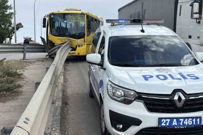 Halk otobüsü demir bariyerlere çarptı: 9 yaralı