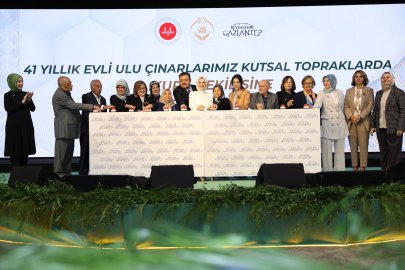 BAKAN GÖKTAŞ’IN KATILIMIYLA “41 YILLIK EVLİ ULU ÇINARLARIMIZ KUTSAL TOPRAKLARDA” PROJESİNDE YENİ KURALAR ÇEKİLDİ 