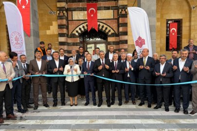 Depremde hasar gören tarihi camii yeniden ibadete açıldı