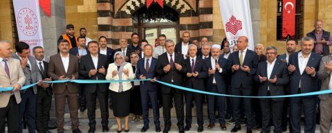 Depremde hasar gören tarihi camii yeniden ibadete açıldı