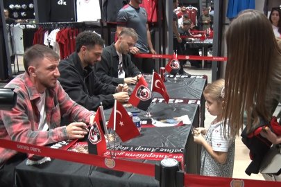 Gaziantep FK futbolcuları ve taraftarlar imza gününde buluştu