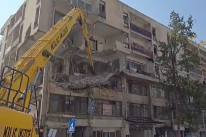 Depremde ağır hasar alan 50 yıllık binada yıkım çalışması başlatıldı