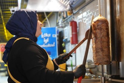 20 yaşındaki döner ustası kadın erkeklere taş çıkartıyor