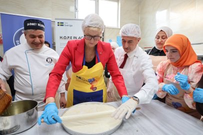 İsveç Büyükelçisi baklava açtı