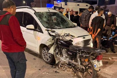 Hafif ticari araç ile motosiklet çarpıştı: 1 yaralı