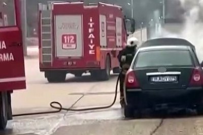 Seyir halindeki araç alev aldı