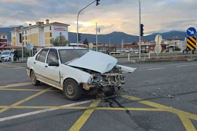 İki otomobil çarpıştı