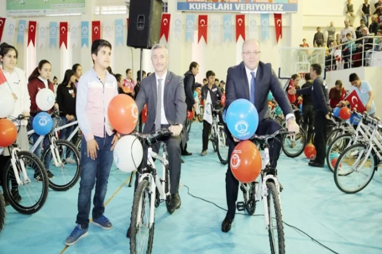 675 başarılı  öğrenciye bisiklet