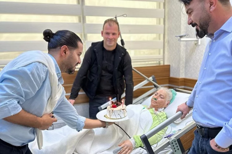 70 yaşındaki hastaya hastanede doğum günü sürprizi