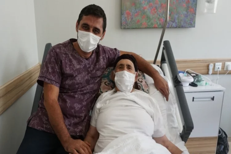 81 yaşındaki kadın ameliyat ile göğsündeki tümörden kurtuldu